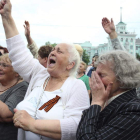 Varias personas celebran el resultado del referéndum del estado de la República de Lugansk.