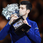 El serbio Novak Djokovic besa el trofeo que le acredita como campeón del Abierto de Australia.