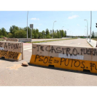 Barreras impiden el tránsito en lo que debería ser la continuación entre La Lastra y la avenida de San Froilán en Puente Castro.