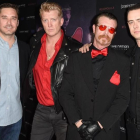Sean Stuart, Josh Homme, Jesse Hughes y Colin Hanks, de izquierda a derecha, en la 'premier' de 'Eagles of Death Metal: nos amis', en Los Ángeles.