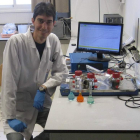 Raúl Mateos González en el laboratorio de la ULE donde investiga.