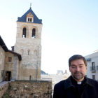 Luis García Gutiérrez, nuevo abad de San Isidoro, en la muralla, una de las zonas de la Colegiata donde le gusta meditar. J. NOTARIO