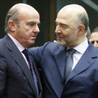 Luis de Guindos con el comisario europeo de Asuntos Económicos, Pierre Moscovici.