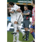Raúl González celebra con Pepe su segundo gol del partido
