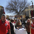 Las mujeres de La Garandilla, antes de iniciar su camino hacia Valdesamario con la Virgen de las Angustias, donde se encontrarán con la del Rosario