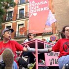 Miembros de una entidad ecologista se encadenan frente a la sede del PSOE en Madrid.