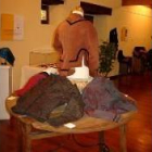 Entre las piezas que se muestran hay ropa, calzado y abalorios