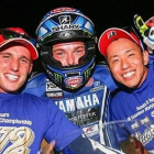 Pol Espargaró, Alex Lowes y Katsuyuki Nakasuyga celebran la victoria en las 8 Horas de Suzuka.