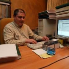 Armando Castellanos con sus carpetas de braille y el ordenador adaptado en su casa