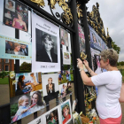 Una mujer deja flores ante un altar de la princesa de Gales. ANDY RAIN