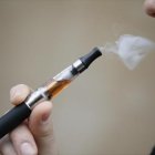 Una persona inhala vapor de un cigarrillo electrónico.