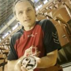 El jugador danés del Ademar, Claus Jakobsen, muestra la medalla conseguida con su selección