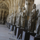 Las 23 esculturas apeadas del pórtico fueron trasladadas en julio de 2009 al claustro de la Catedral, donde allí siguen