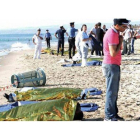 Los cadáveres de varios inmigrantes en la orilla de la playa de Catania.