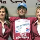 Javier Pascual, en el podio, con el maillot que le confirma como líder