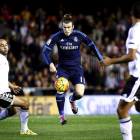 Gareth Bale disputa el balón con el defensa tunecino Aymen Abdennour durante el partido entre el Madrid y el Valencia.