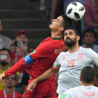 Cristiano Ronaldo y Diego Costa luchan por un balón aéreo en el encuentro. BARTLOMIEJ ZBOROWSKI