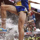 Atletas compiten en la prueba de los 3000m obstáculos masculinos en los campeonatos de Europa de atletismo en el estadio Letzigrund en Zúrich.