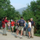 Un grupo de excursionistas se dispone a realizar una de las rutas guiadas por Picos.