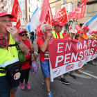 La UGT y CC OO apoyó ayer en Ponferrada la marcha de los sindicalista jubilados. L. DE LA MATA