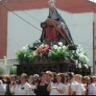 Imagen de la Virgen del Camino, llevada a hombros por las hermanas de María del Dulce Nombre