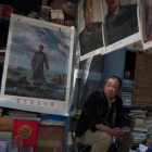 Un comerciante espera la llegada de clientes para vender imágenes y recuerdos de Mao Zedong.