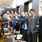 Un momento del brindis, en el expositor «Productos de León», con promotores e invitados