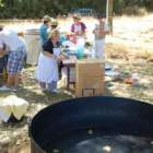 Vecinos de Villabalter en una jornada de limpieza en el valle de Barcaduro.