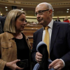 El ministro de Hacienda, Cristobal Montoro, conversa con la diputada de Coalición Canaria Ana Oramas en el Congreso de los Diputados.