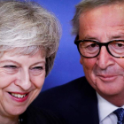 Theresa May y Jean Claude Juncker, ayer en Bruselas. OLIVIER HOSLET