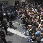 Los ‘indignados’, retenidos en la calle Preciados por el dispositivo policial.