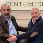 Manuel Díaz y Avelino Villa sellan el acuerdo de patrocinio. DL