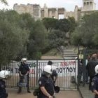 Antidisturbios vigilan la entrada a la Acrópolis tras dispersar a los manifestantes.