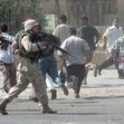 Soldados americanos disparan contra los manifestantes en pleno centro de Bagdad