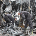 Efectivos del equipo de incendios de la Guardia Civil de León, en acción sobre el terreno durante la investigación de un caso. GUARDIA CIVIL