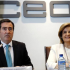 La ministra de Empleo, Fátima Báñez, junto a Antonio Garamendi, presidente de Cepyme, en un acto de la CEOE.