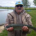 Casimiro (Casa Jeremías) con una trucha arco-iris pescando en el lago Jabares. P. V.