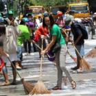 Decenas de jóvenes voluntarios participan en la limpieza del centro de Bangkok.
