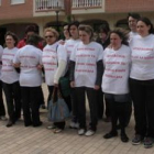 Una docena de afectados mostró su camiseta reivindicativa ante el centro.