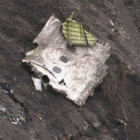 Un pedazo del A320 correspondiente a las ventanillas del avión que se ha estrellado en los Alpes.