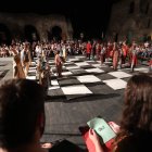 Representación del ajedrez viviente ayer en el claustro del monasterio de Carracedo. ANA F. BARREDO