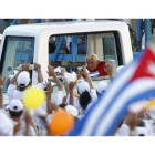 El pueblo cubano recibe a Benedicto XVI.