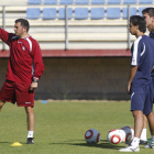 Luis Cembranos da indicaciones en uno de los entrenamientos de la Cultural.