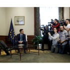 Rajoy y Sánchez momentos antes de su reunión y la imagen que levantó la polémica sobre el supuesto desprecio del presidente a saludar al secretario general. zipi