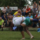 Rubén Fierro y Tomás González, durante su combate de ayer en Camposagrado. FERNANDO OTERO