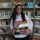 La joven Alba Romero, en la biblioteca del Instituto Europa de Ponferrada. L. DE LA MATA