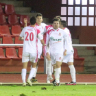 Los jugadores de la Cultural felicitan al delantero Ortiz tras convertir en gol el penalti señalado por el colegiado burgalés.