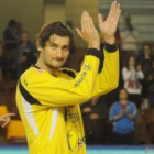 Emocionado, el meta internacional croata Mirko Alilovic se despide de la afición leonesa en el centr