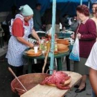 Una mujer sirve pulpo en uno de los puestos del mercadillo de Boñar, en una imagen de archivo