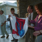 Primer izado de la bandera comarcal en un municipio berciano, Peranzanes, en 2000. L. DE LA MATA
